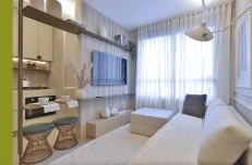 sala com dios ambientes, decoração luxuosa e janelas de parede inteira.