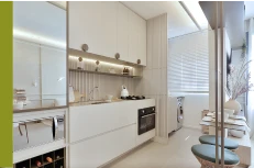 bancadas de cozinha, área de serviço e armários em decoração luxuosa.