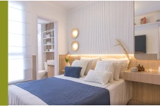 suíte com espelhos e decoração em madeira e cores azul e branca.